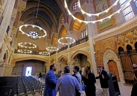 Varias personas visitan la iglesia del Seminario Mayor, con elementos decorativos de Domènech.