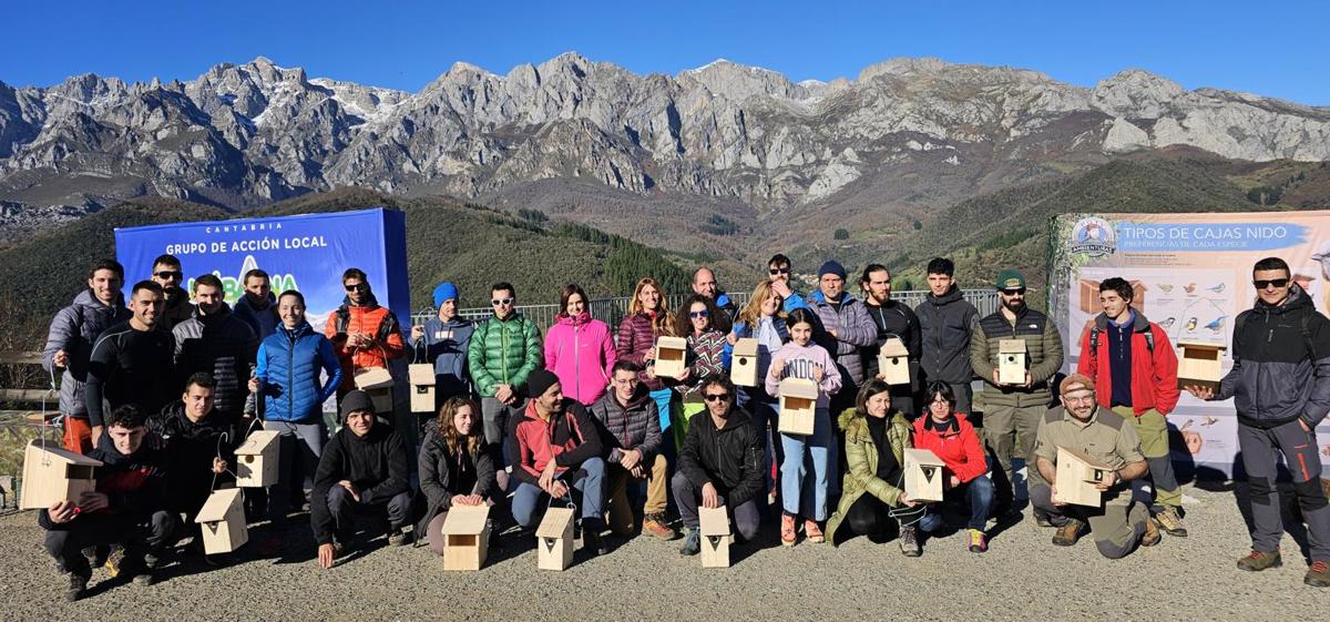 Participantes en el taller de construcción de cajas nido en el mirador de San Miguel