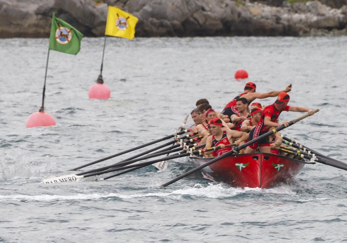 La trainera de la Sociedad Deportiva de Remo de Castro Urdiales, la 'SDR Castreña', durante una competición esta temporada.