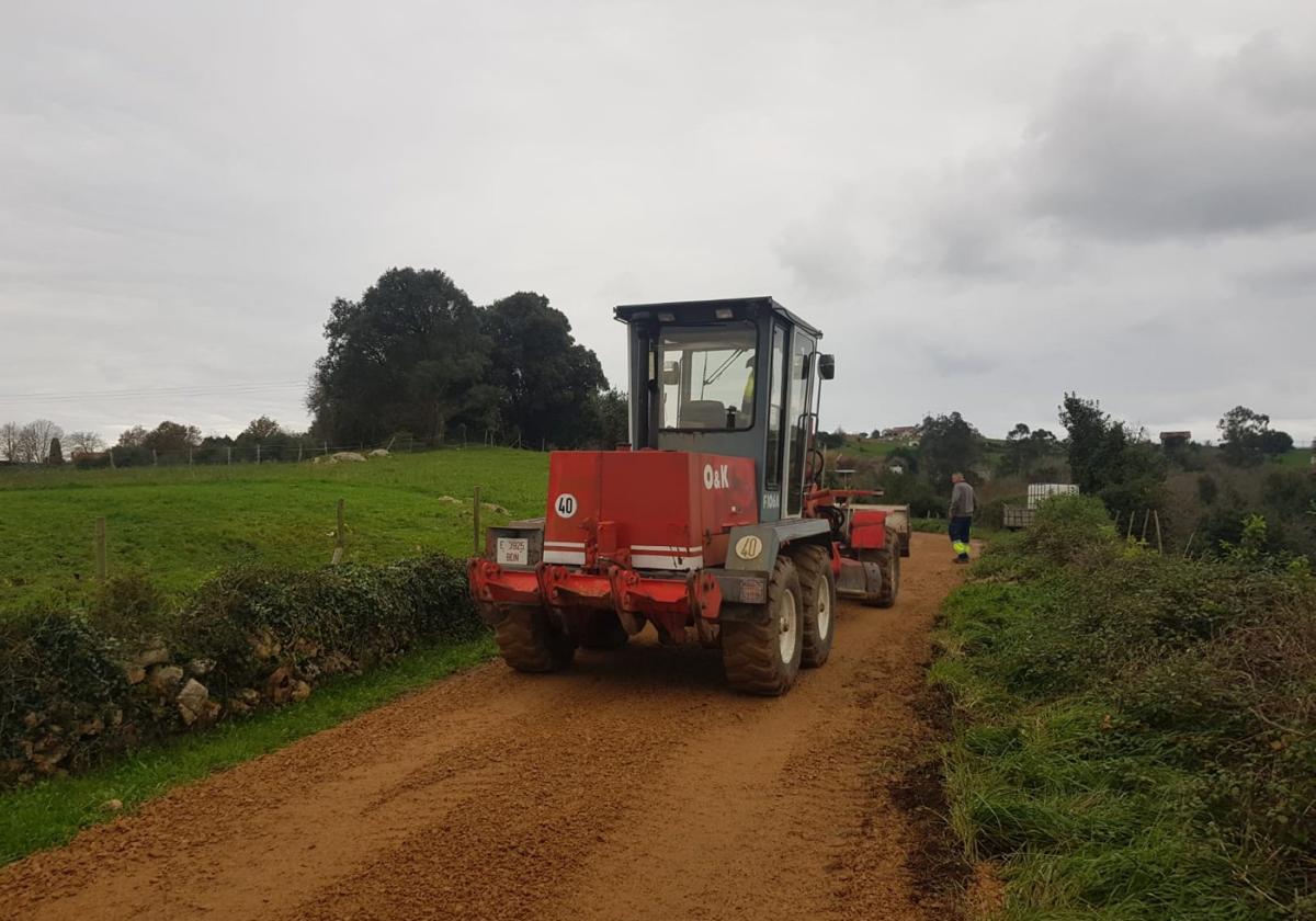 Obras que se están ejecutando en un camino del pueblo de La Revilla.