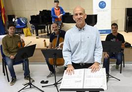 Esteban Sanz Vélez, durante unos ensayos en el Conservatorio santanderino Ataúlfo Argenta. daniel pedriza