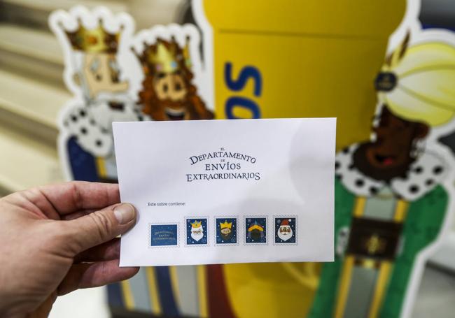 'Departamento de envíos extraordinarios'. Los sobres para las cartas a los Reyes o Papá Noel (hay una colección de sellos específica), ante el buzón que han colocado en la oficina principal de Correos.