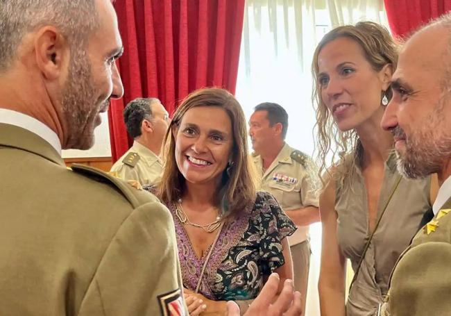 Jezabel Morán (derecha), con la consejera de Presidencia, Paula Fernández, hablando con militares de la UME