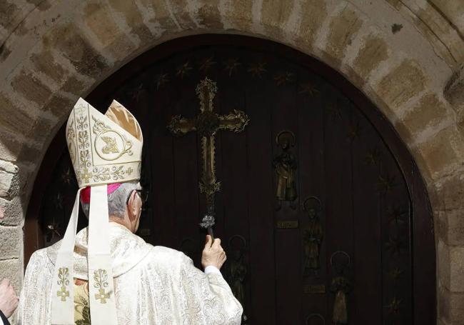 Tras golpear tres veces la Puerta con un martillo se ha abierto la Puerta del Perdón, dando así inicio a este nuevo Año Jubilar Lebaniego.