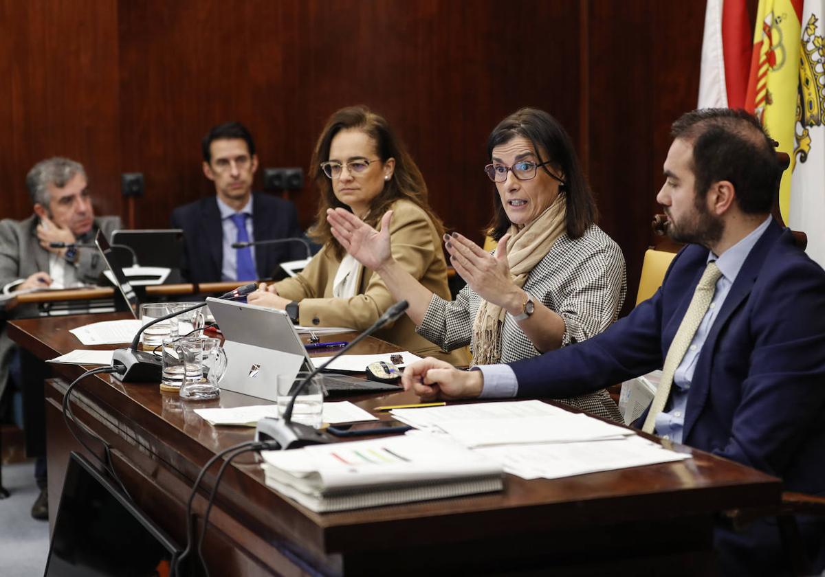 Margarita Rojo, Gema Igual y Javier García, durante la sesión del último Pleno ordinario del año.