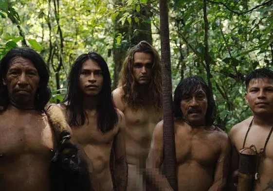 Rubén Díez con un grupo de indígenas en el Amazonas