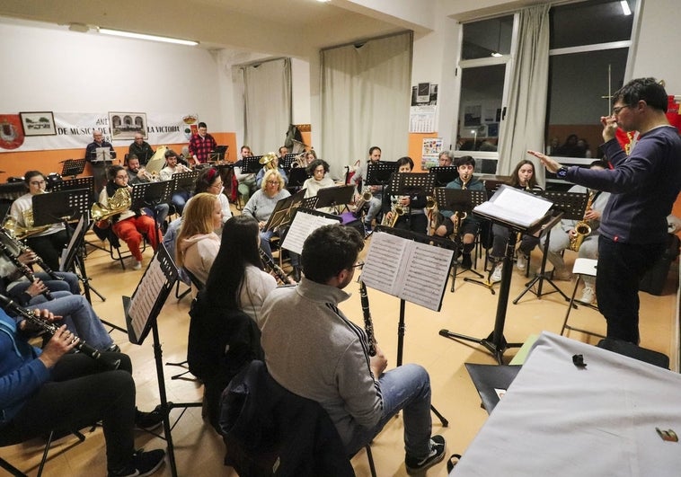 Alberto Aparicio, con la batuta, dirige el ensayo de la banda en un aula del colegio Príncipe de Asturias.