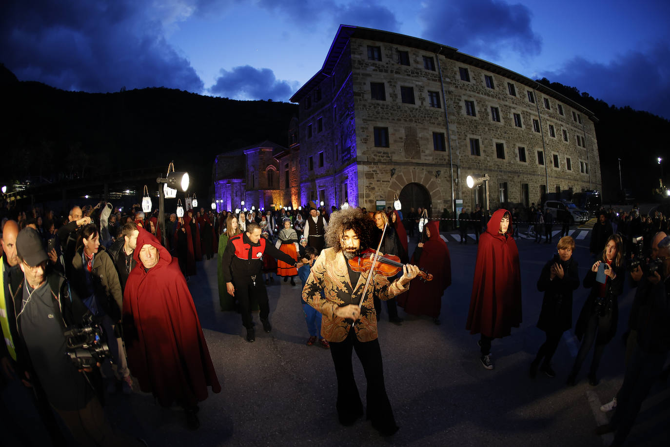 Primero se escuchó sólo su violín. Tras diez segundos de expectación, el público que se encontraba justo delante de la entrada al claustro del monasterio vio de lejos su figura. Y Ara Malikian, que protagonizó el primer gran evento con motivo de la celebración del Año Jubilar, apareció en la explanada de Santo Toribio