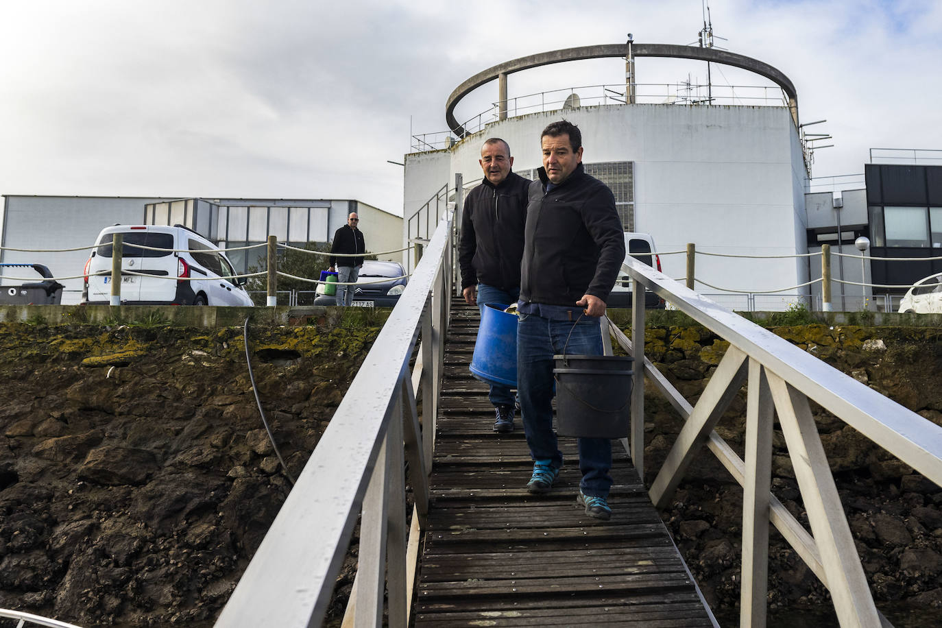 David Vaquero y su hermano Pedro se disponen a pescar muergos en la bahía de Santander. 