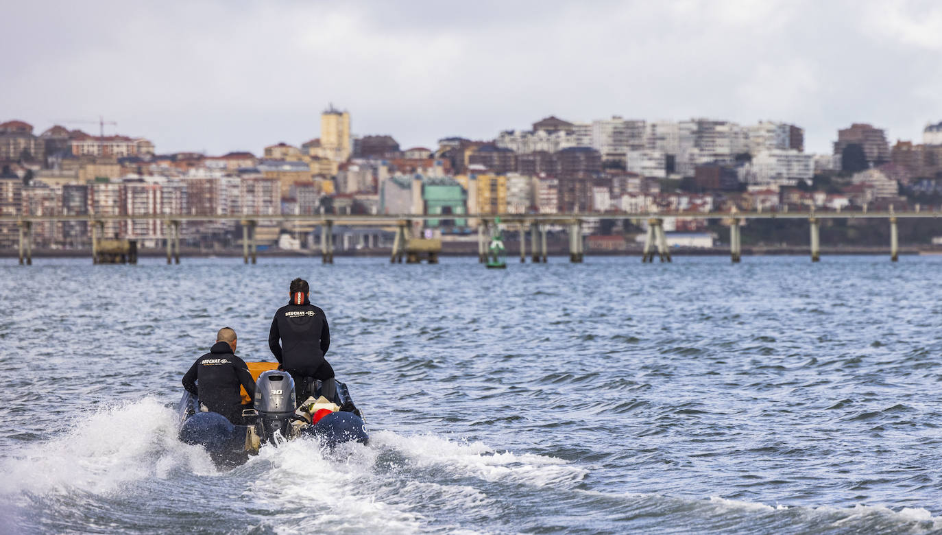 Los profesionales del sector tienen muchas dificultades para pescar almejas en la bahía de Santander por su «escasez» y las «restricciones» que provoca la contaminación