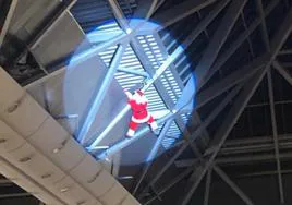 Así apareció Papá Noel el año pasado en El Corte Inglés, para realizar un descenso vertical que terminó en la Plaza Central.