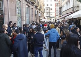 La fiesta se inició a mediodía en la calle La Paz, junto al bar Las Picas.