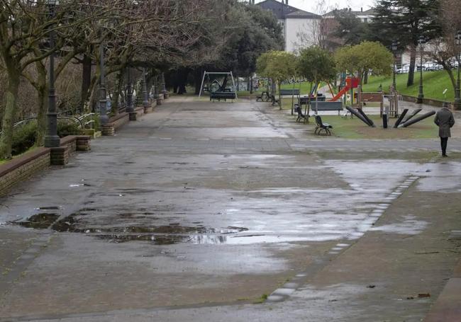 El parque de La Teja, este viernes, completamente vacío a las cinco de la tarde.