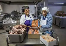 Priscila (responsable de la cocina) y Sor Ángela (encargada del almacén) mostraban el jueves los productos que prepararán estos días.