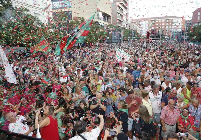 El pregón volvió a convocar a cientos de personas en el Bulevar Demetrio Herrero.