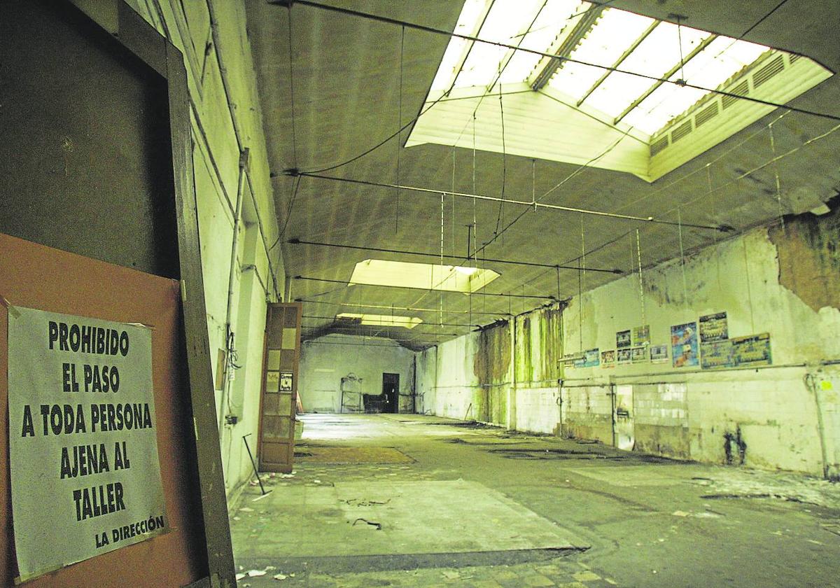 La imagen del interior de las naves, antiguo espacio de la imprenta, fue tomada en 2008, meses después de su compra por el Gobierno.