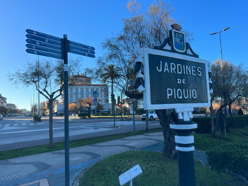 La primera parada son los Jardines de Piquío, un espacio emblemático e identitario en Santander. El primer ajardinamiento se produjo en el año 1897 y en 1925 fue el arquitecto municipal Ramiro Saiz Martínez quien reordenó y construyó los Jardines como los conocemos en la actualidad.