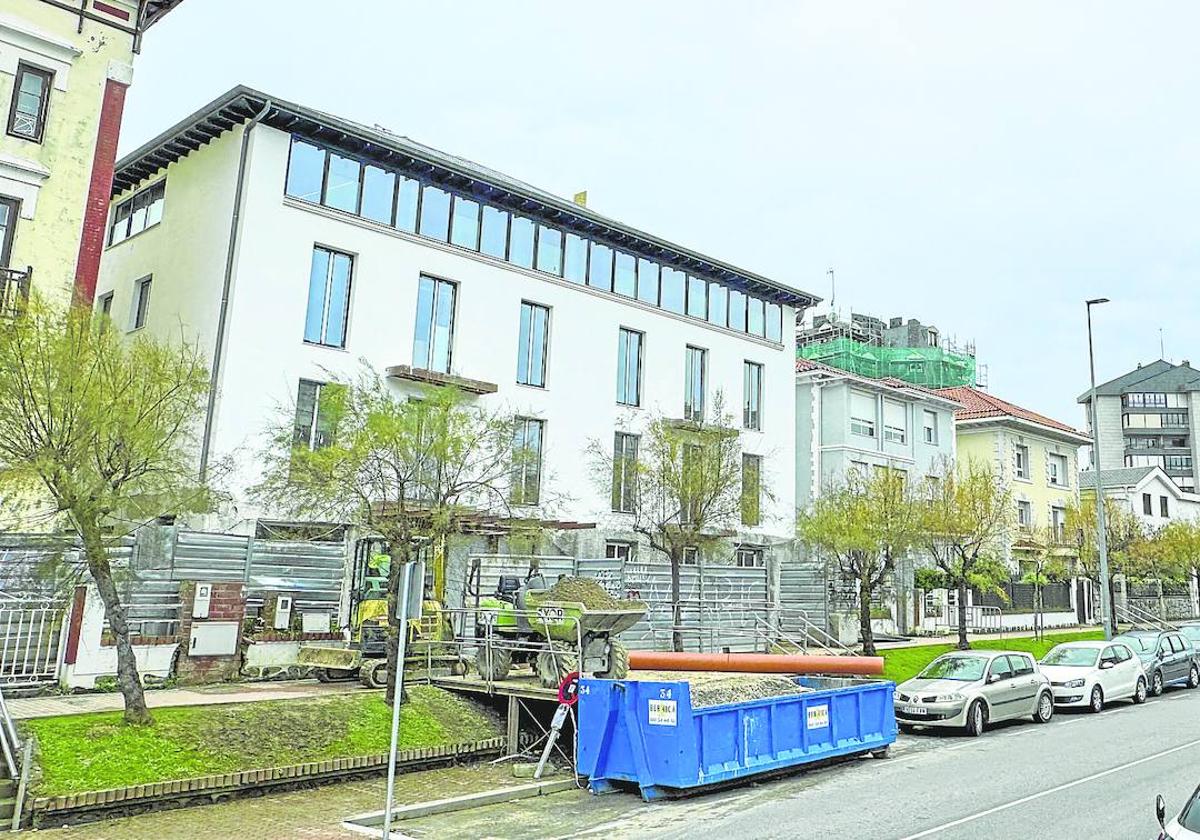 El nuevo hotel de cuatro estrellas, con piscina, abrirá en los próximos meses en la Avenida de Los Castros.