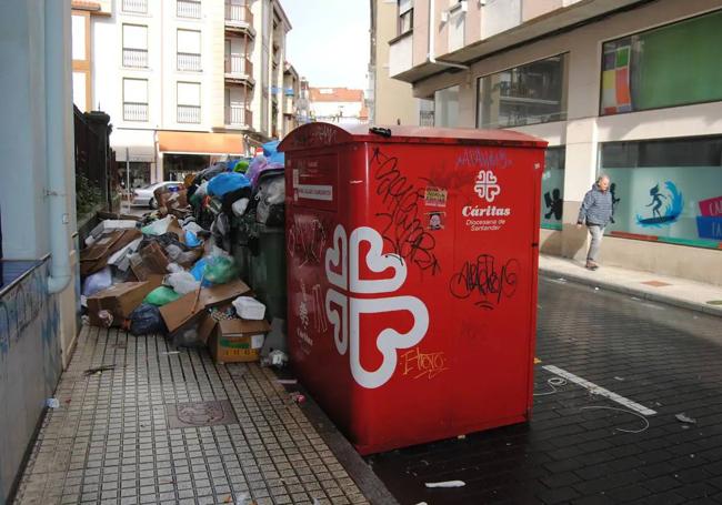 La basura dejó inaccesibles algunos tramos de calles.