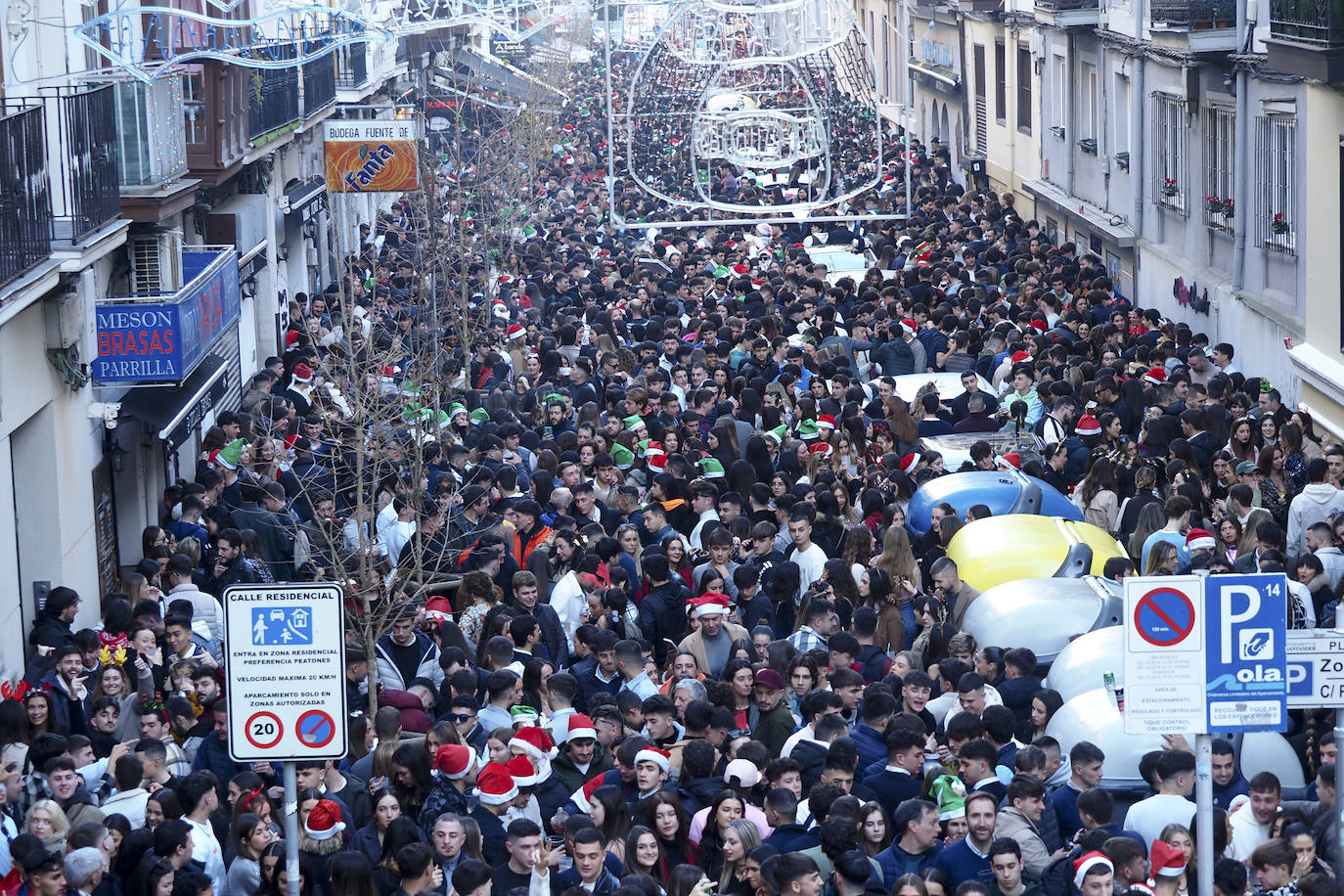 Ni un hueco libre. Miles de personas tomaron la calle Bonifaz de Santander.