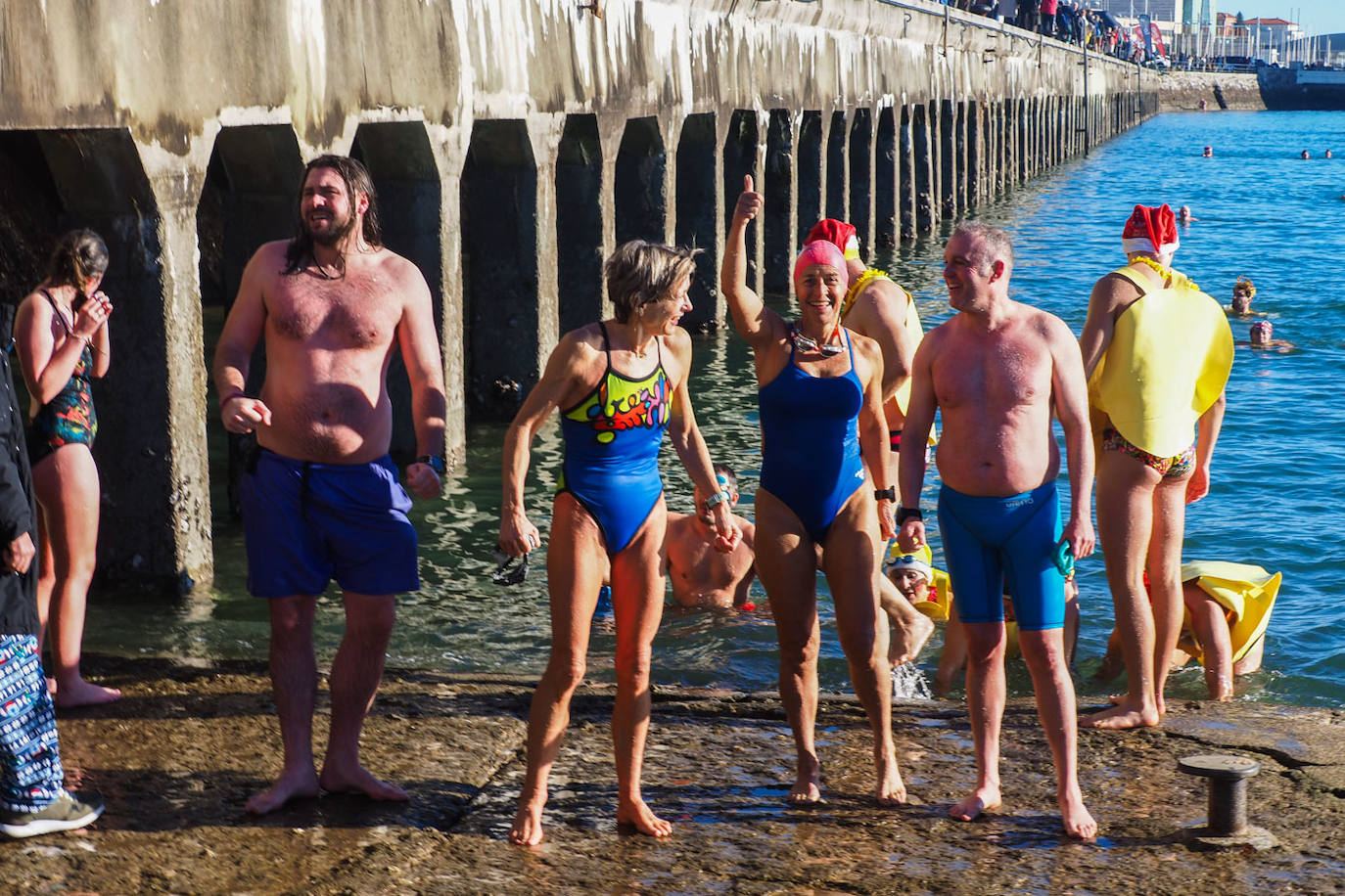 Nadadores saludan tras salir del agua