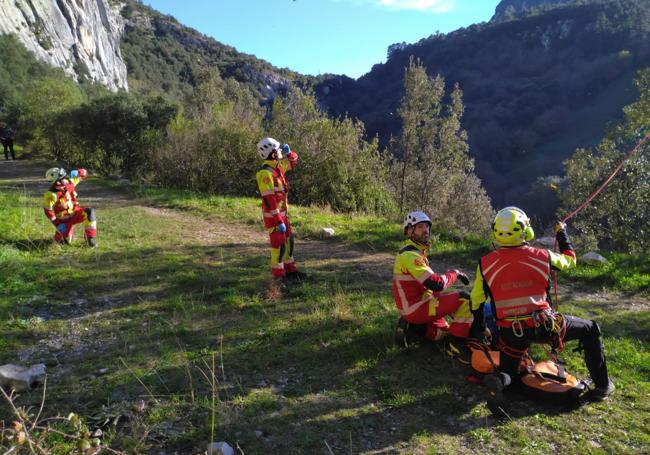 Bomberos del 112Cantabria de Laredo y del equipo de Intervención de ProtecciónCivil durante el rescate.