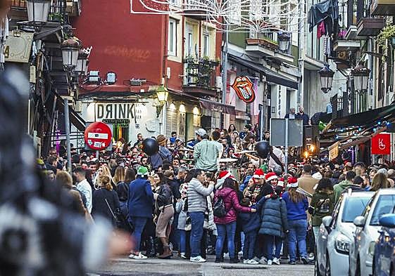 Gente durante la 'tardebuena' en el Río de la Pila, donde se celebró un concierto de The Chulos.