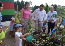 El alcalde de Piélagos, Carlos Caramés, en una visita a las guarderías municipales.