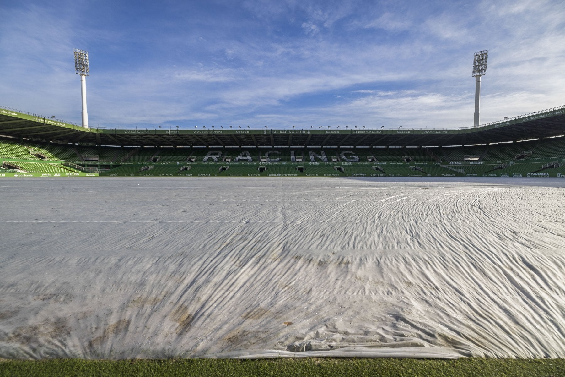 Imagen de la manta térmica que cubre el césped de El Sardinero durante estos días.