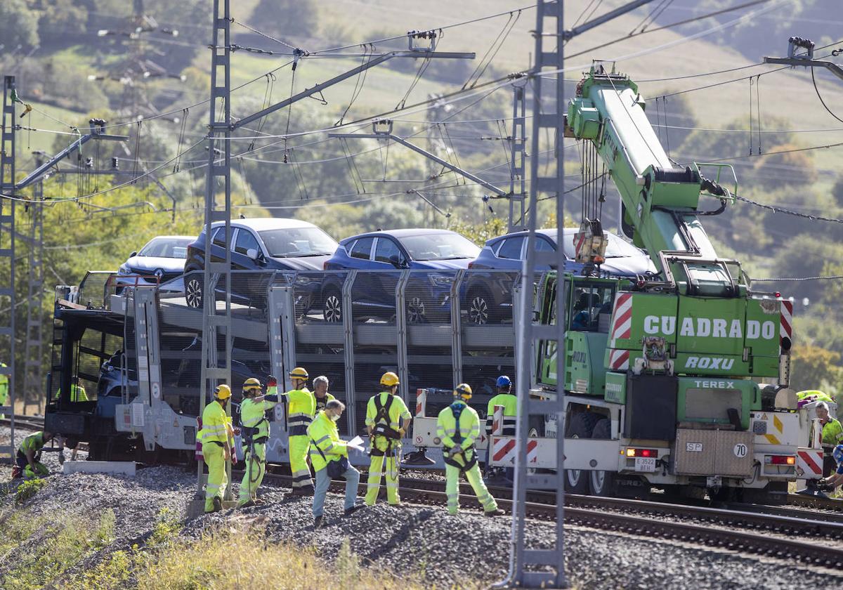 Imagen del tren de mercancías que descarriló el pasado mes de octubre en Lantueno y provocó problemas en la circulación hacia la Meseta.