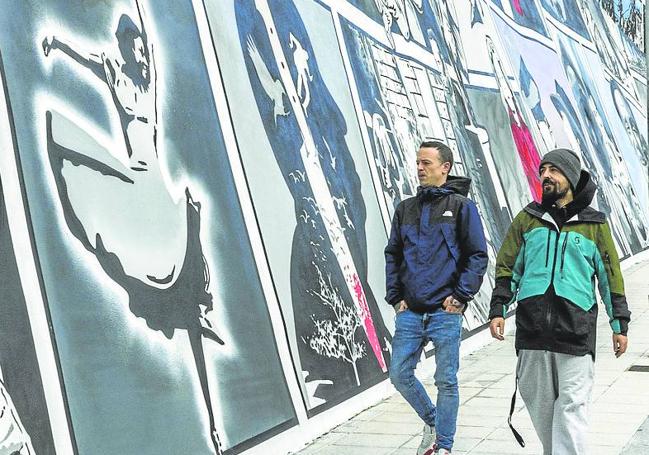 Álvaro Espinosa y Pablo Incera junto a su mural.