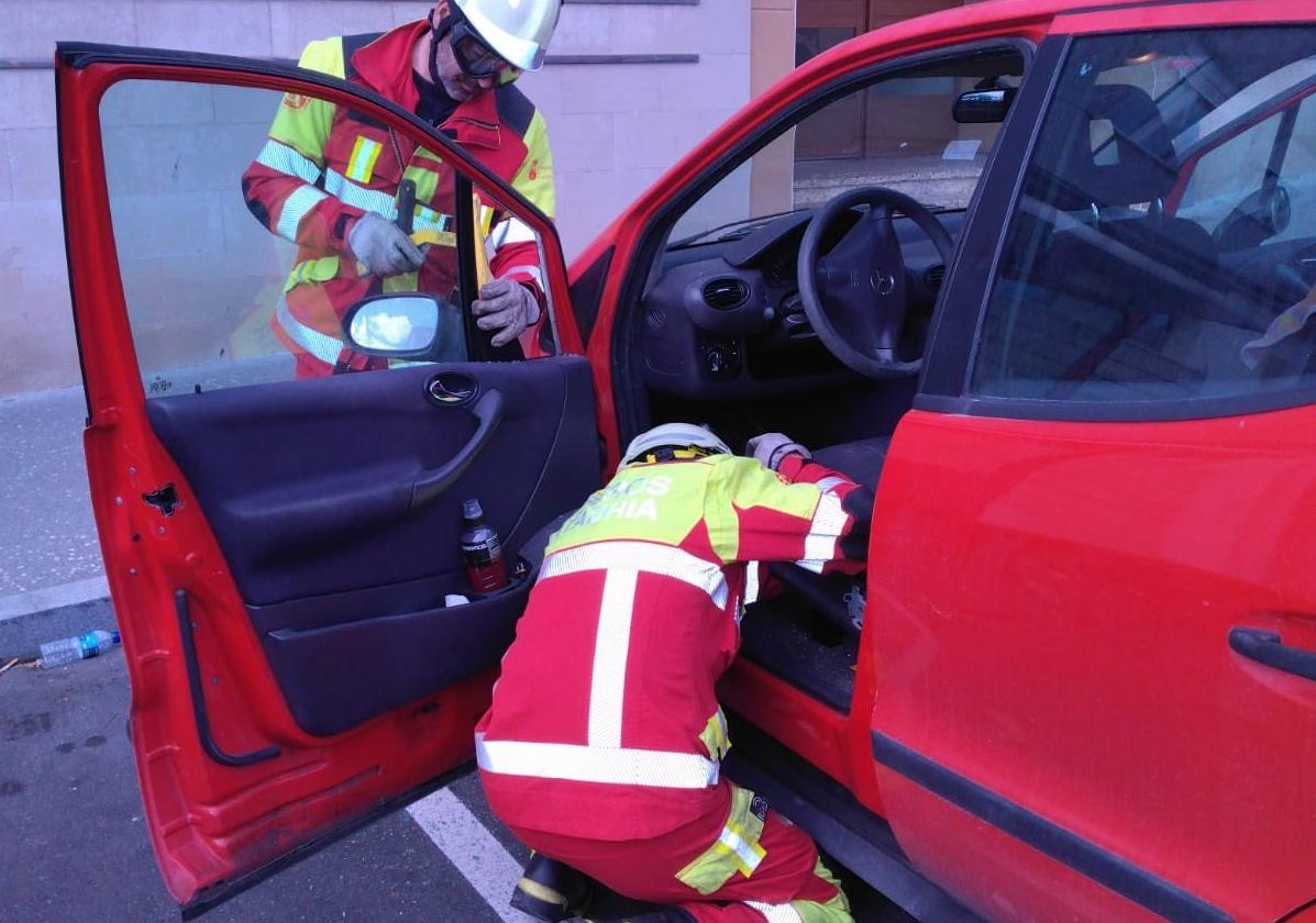 Los bomberos rescatan a una niña de un año que se quedó encerrada en un coche en Reinosa