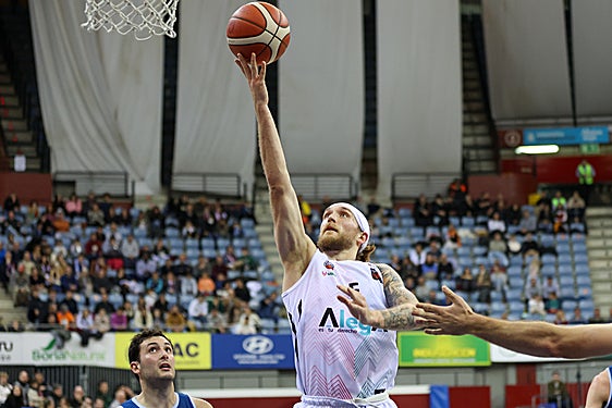 Littleson se dispone a anotar ante el Guuk Gipuzkoa.