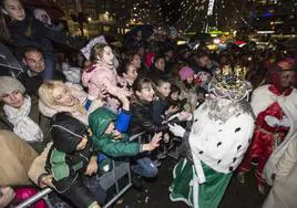 Los Reyes saludan a los niños en la Plaza del Ayuntamiento en una imagen de archivo.