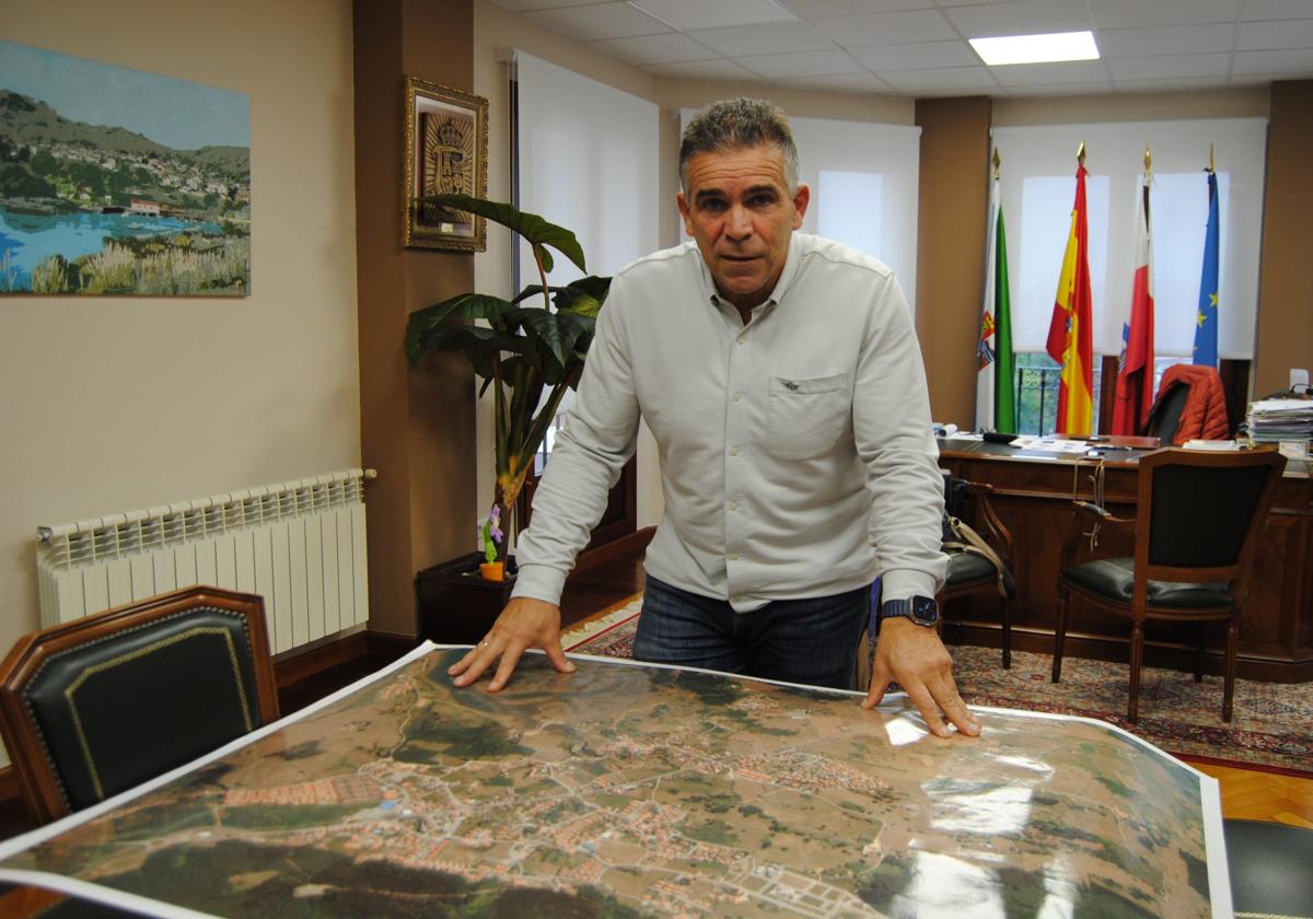 Juan José Barruetabeña muestra en la mesa de su despacho un plano urbano de todo el municipio