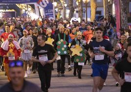 Los disfraces fueron protagonistas en la San Silvestre de Torrelavega.