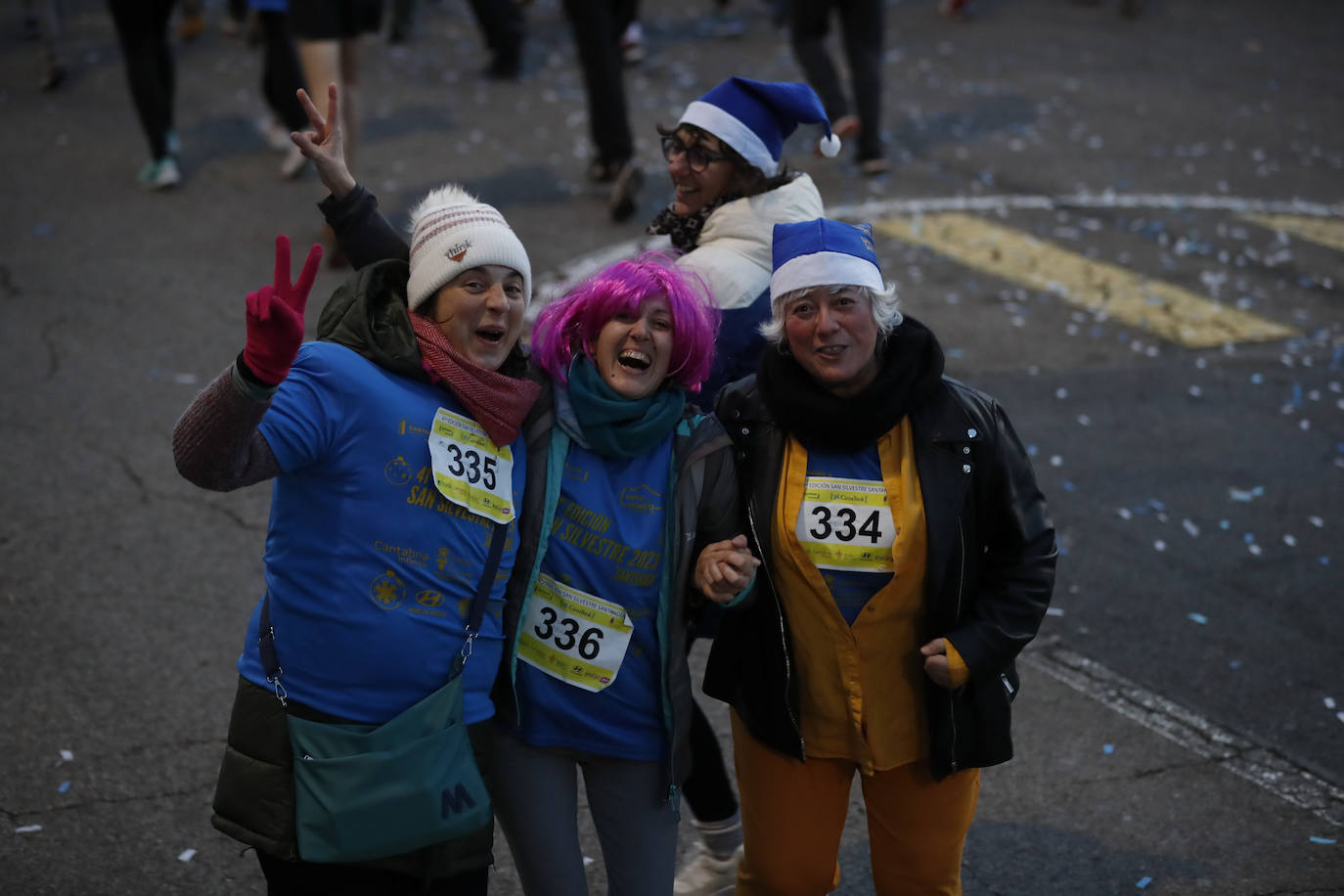 Tres participantes posan divertidas, y abrigadas, antes de la salida en el parque de Mesones.