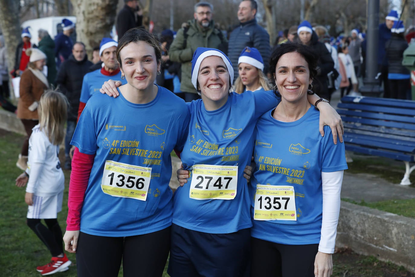 En grupo, con la camiseta oficial de la carrera.