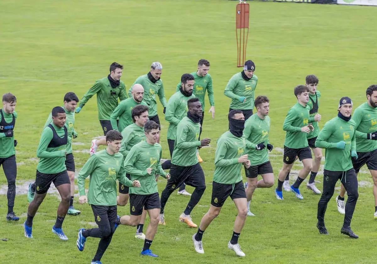 Los jugadores del Racing, en una sesión de entrenamiento en las Instalaciones Nando Yosu