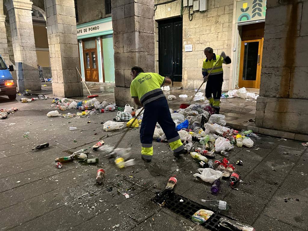 Operarios de la limpieza de Santander recogen la basura en la Plaza Pombo.