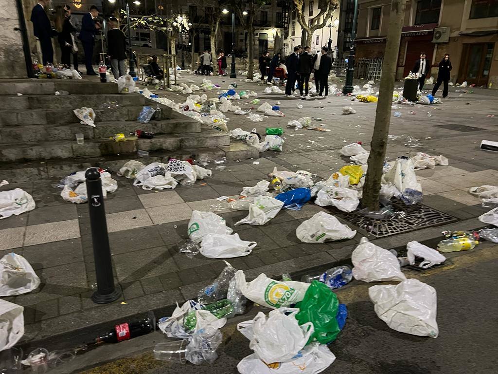 Restos de basura, botellas y bolsas de plástico en la plaza Pombo. 