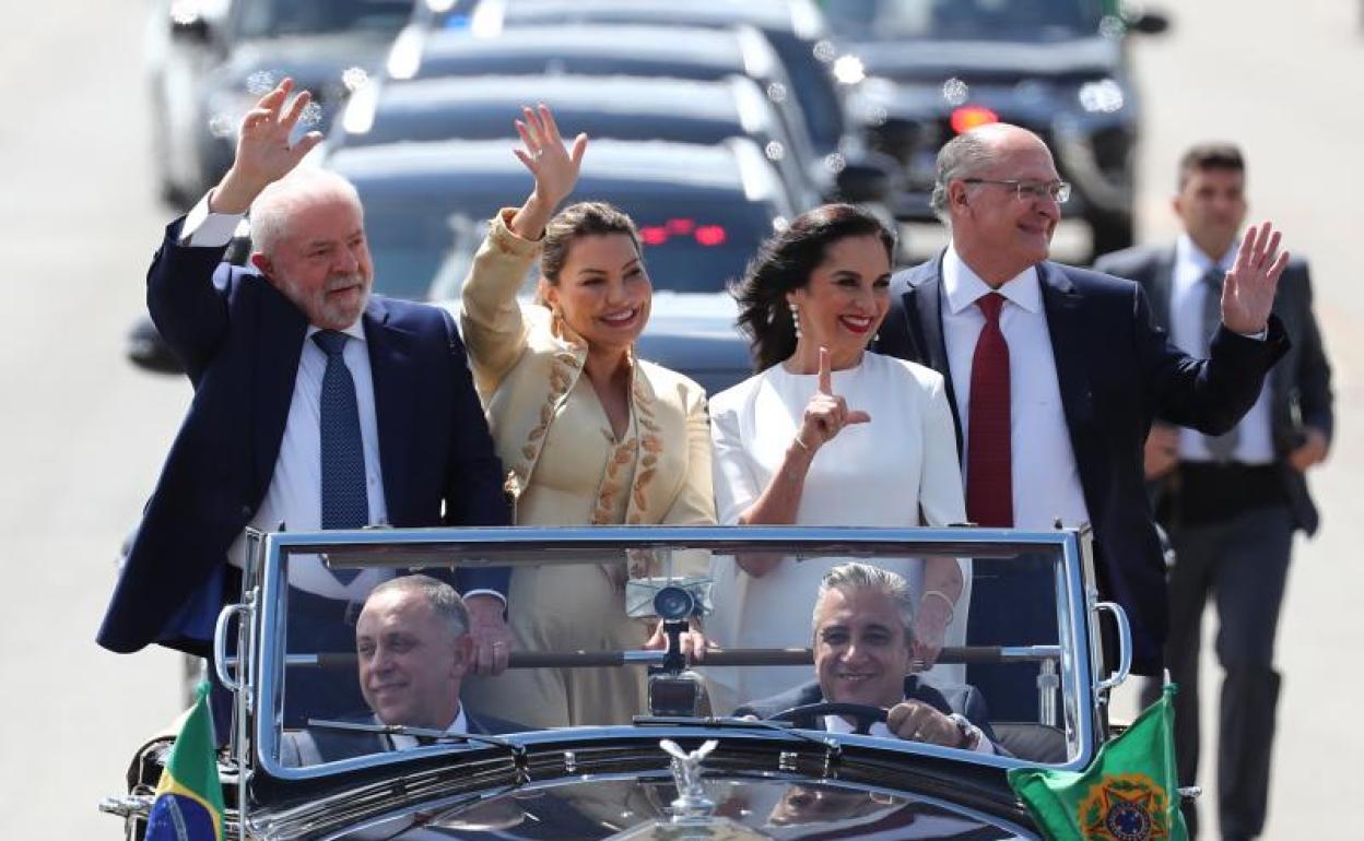 El presidente electo, Luiz Inácio Lula da Silva, junto a la primera dama, Rosángela da Silva, realiza un recorrido en coche , previo a su investidura, en Brasilia. 