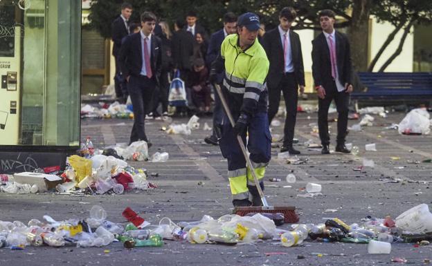 Galería. El viento complicó el trabajo del personal de limpieza. 