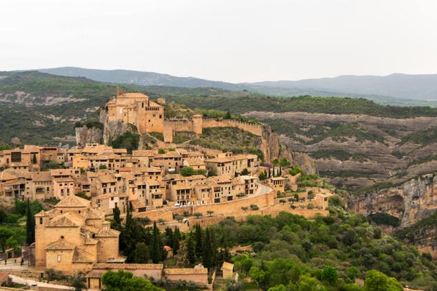 12. Alquézar, Huesca. Este paraíso ornitológico, rodeado por una muralla, cuenta con numerosas rutas de senderismo y espectaculares miradores.