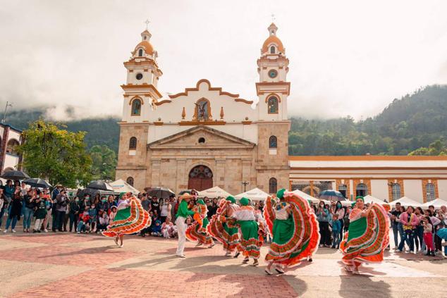 7. Choachi, Colombia. Ubicado al Oriente de Cundinamarca, este pueblo se caracteriza por sus paisajes, la amabilidad de los residentes, sus aguas termales, el amasijo y su popular piquete de cerdo.