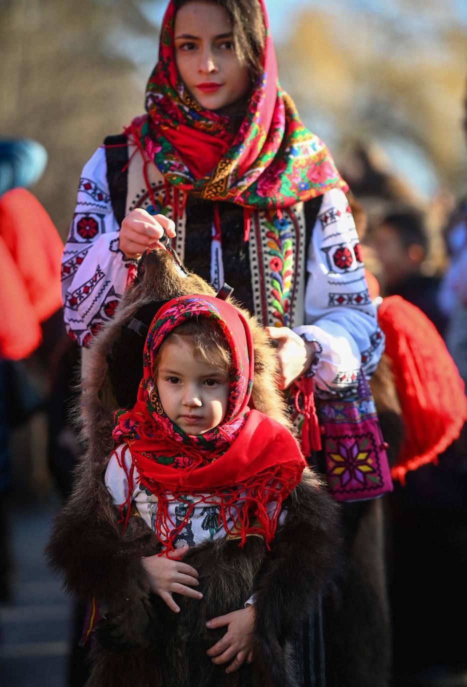 En Comanesti, una ciudad del noreste de Rumanía, y en otras localidades de este país del este de Europa se celebran estos desfiles cada año entre Navidad y Año Nuevo para ahuyentar los malos espíritus.