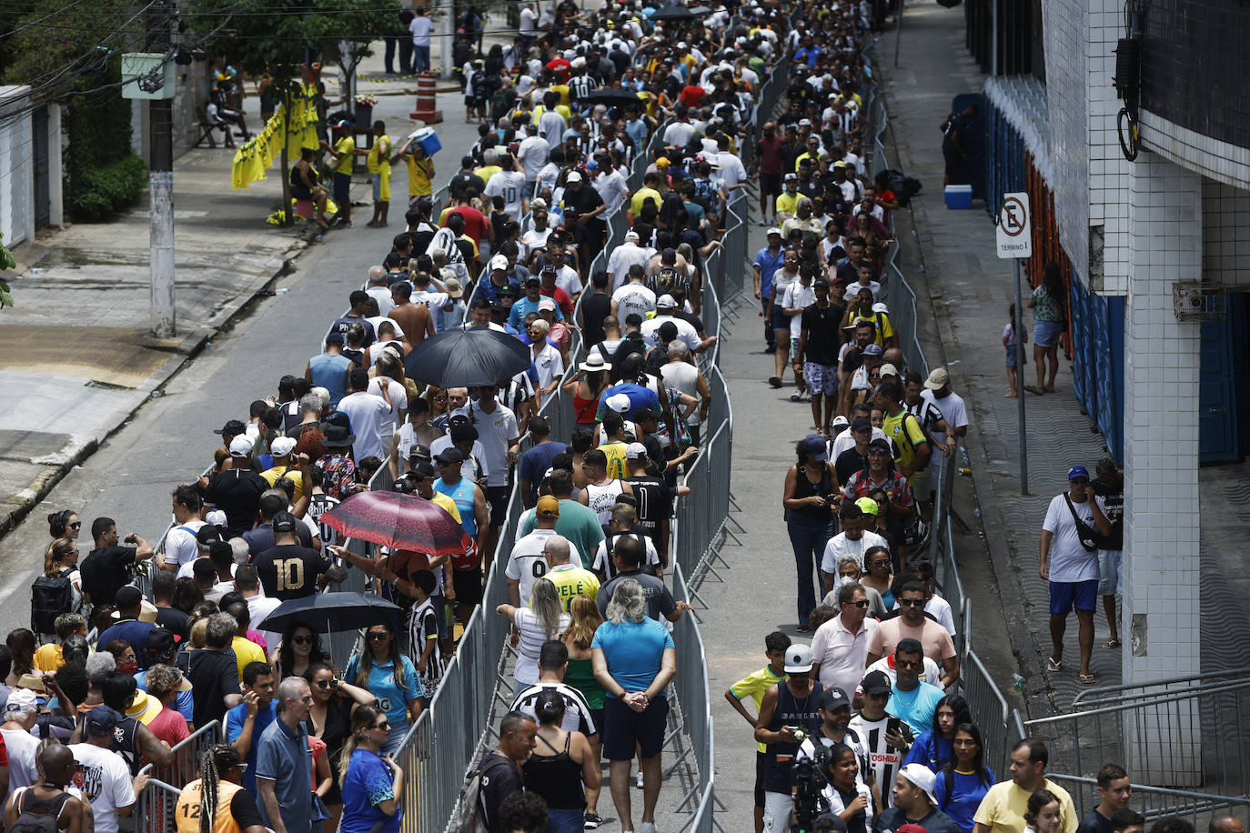 Cientos de personas hacen cola para asistir al velatorio de Pelé en el estadio del Santos.