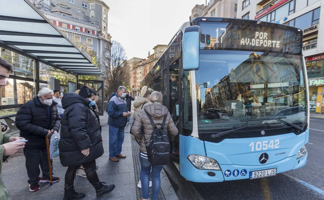 Usuarios del TUS, este lunes, hacen cola en la marquesina de la Plaza del Ayuntamiento.