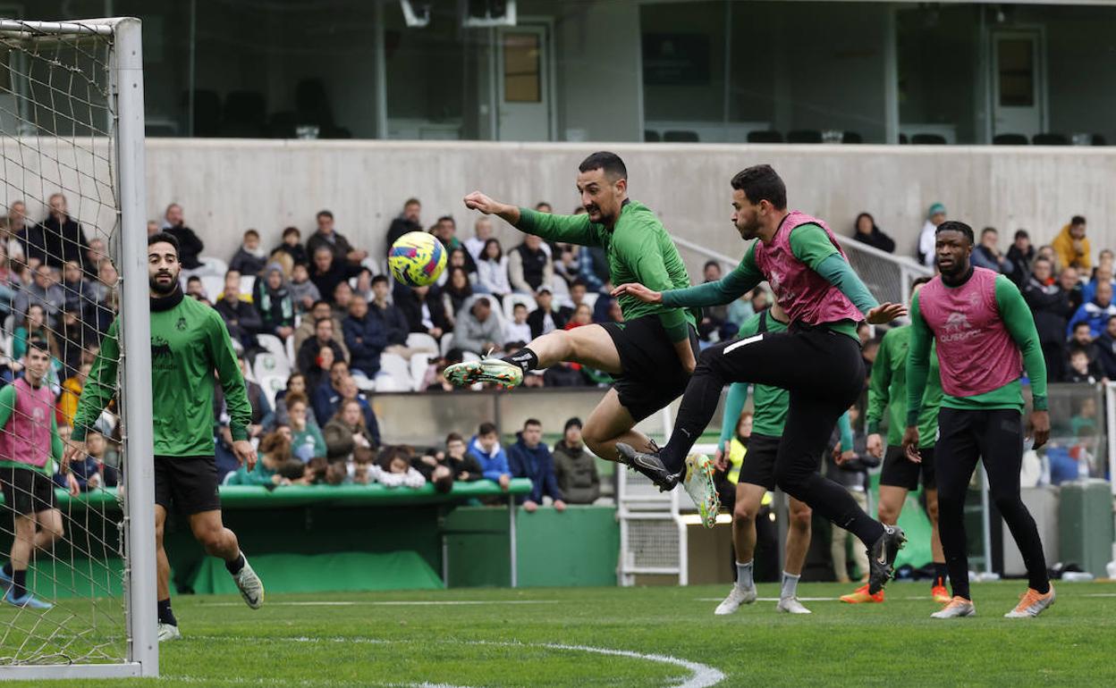 Pol Moreno y Matheus Aiás luchan por el balón en un momento del entrenamiento del pasado 31 de diciembre en los Campos de Sport. 