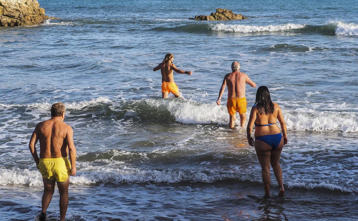 Un baño este lunes en la playa de la Virgen del Mar, donde la temperatura del agua era de 14,3 grados.